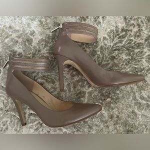 Banana Republic pumps size 8 chestnut color 4 inch heels zipper back ankle strap